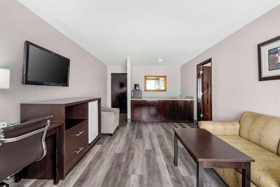 Desk, iron/ironing board, rollaway beds, free WiFi