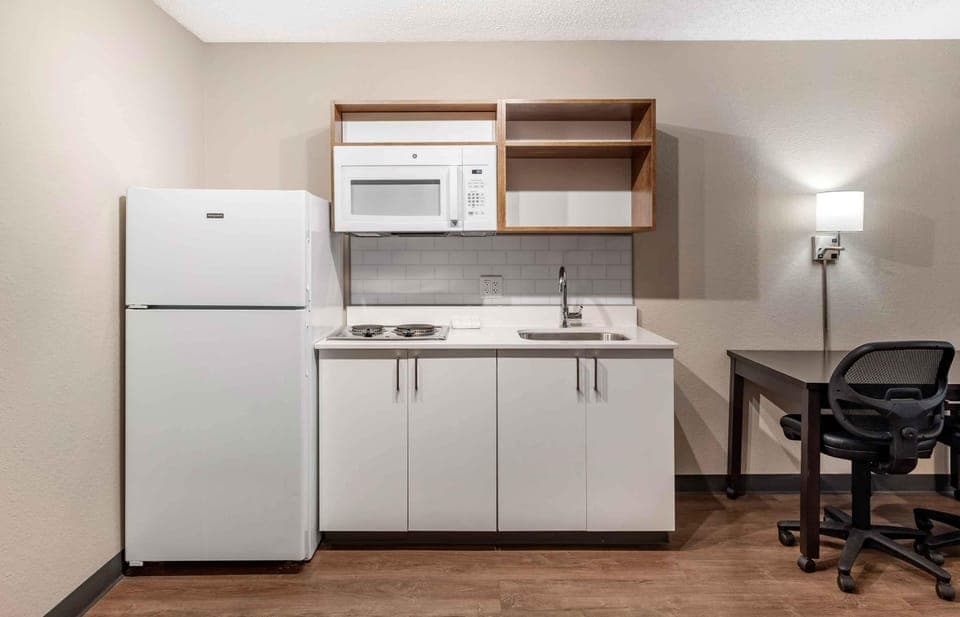 Full-size fridge, microwave, stovetop, coffee/tea maker