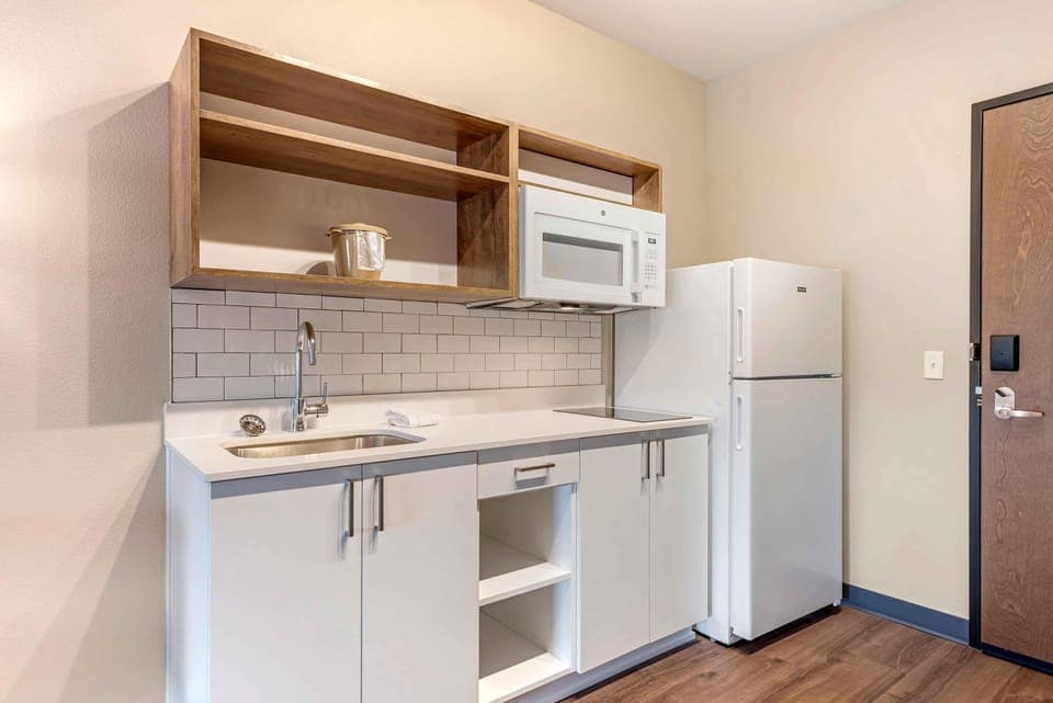 Full-size fridge, microwave, stovetop, coffee/tea maker