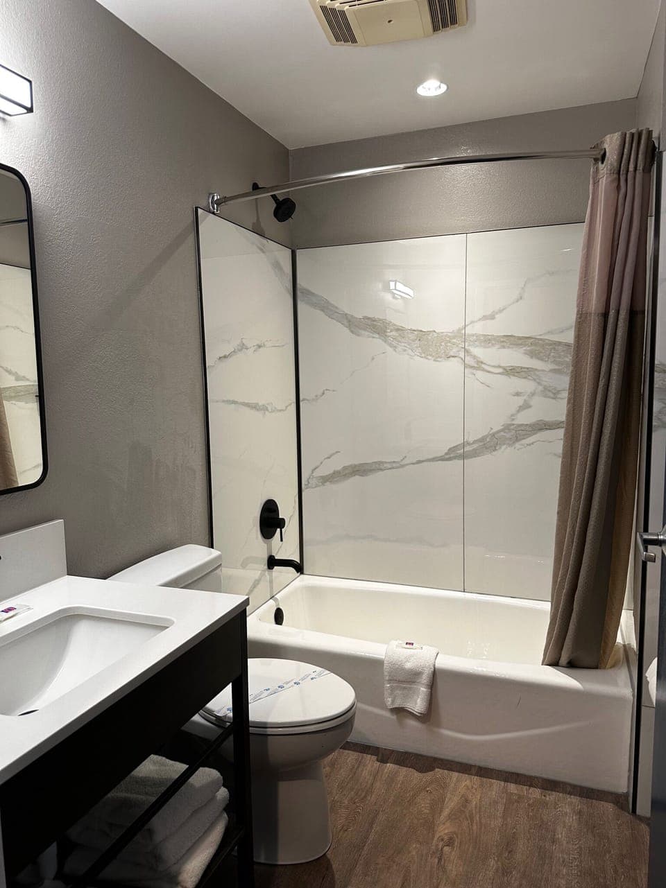 Combined shower/tub, towels