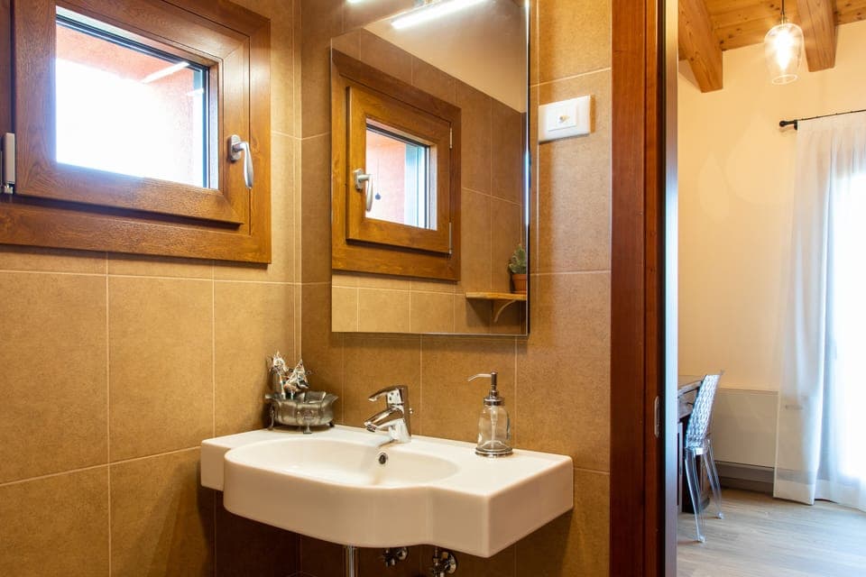 Traditional Double Room, Private Bathroom | Bathroom | Shower, rainfall showerhead, eco-friendly toiletries, hair dryer