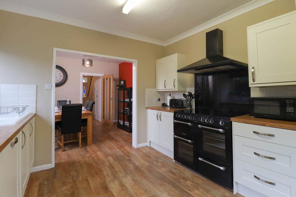 Cottage | Private kitchen | Oven, stovetop, dishwasher, highchair