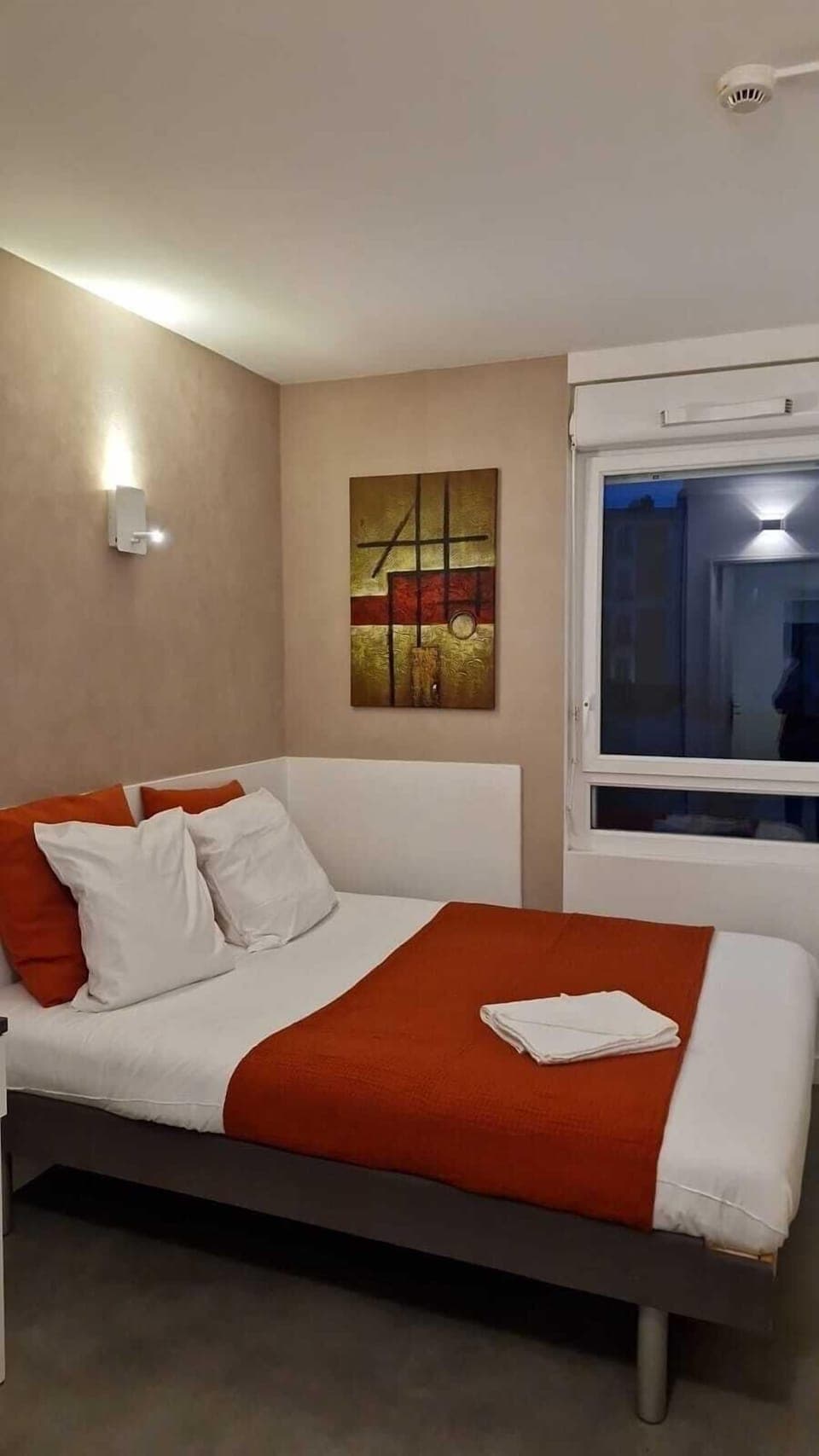 Individually furnished, desk, soundproofing, free WiFi