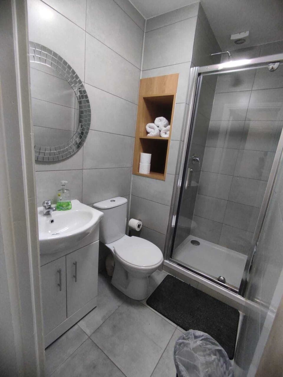 Deluxe Double Room (Room 4) | Bathroom | Shower, free toiletries, hair dryer, towels