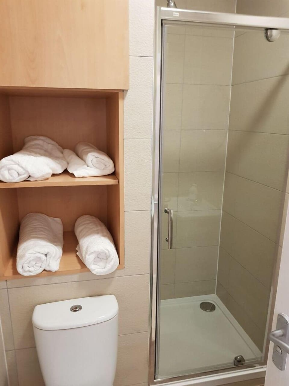 Deluxe Double Room (Room 3) | Bathroom | Shower, towels