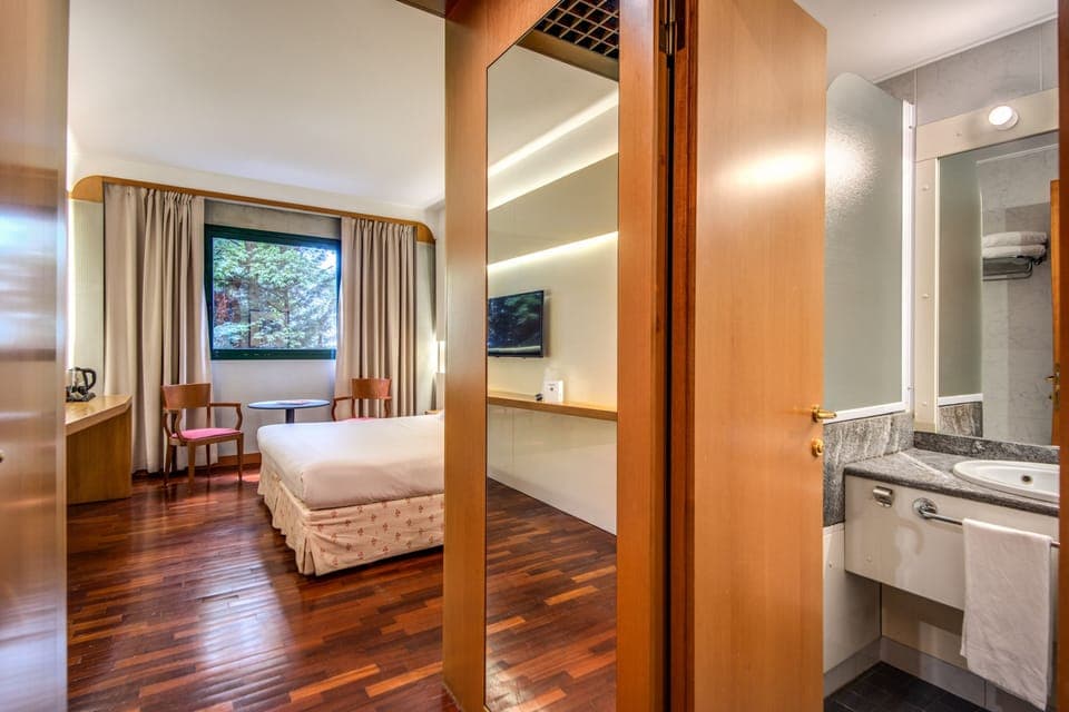 Hypo-allergenic bedding, minibar, in-room safe, desk