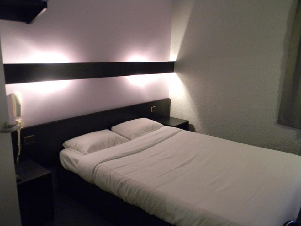 Blackout drapes, soundproofing, free WiFi, bed sheets