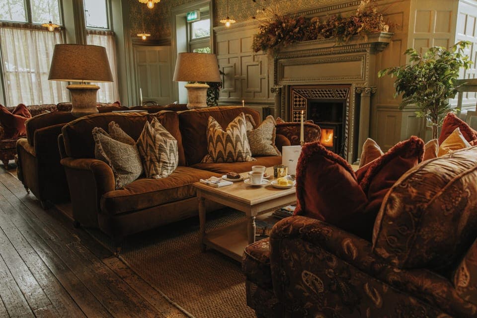 Breakfast, lunch and dinner served