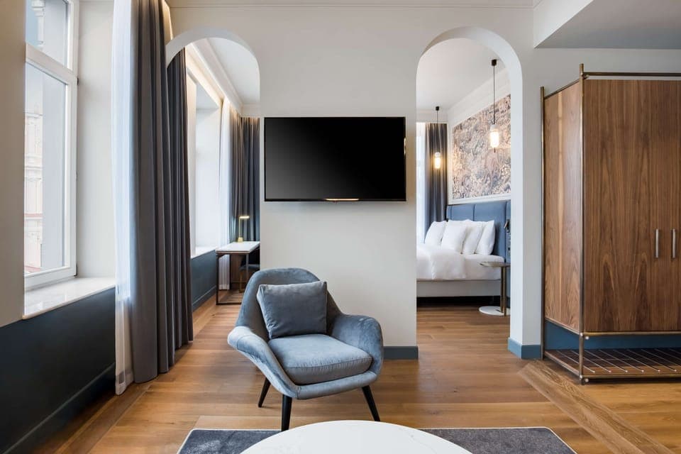 Hypo-allergenic bedding, in-room safe, desk, laptop workspace