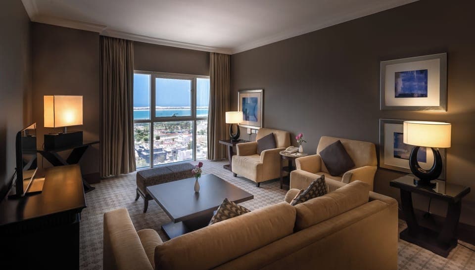 Classic Executive Suite Sea View | Bathroom | Combined shower/tub, free toiletries, slippers, towels