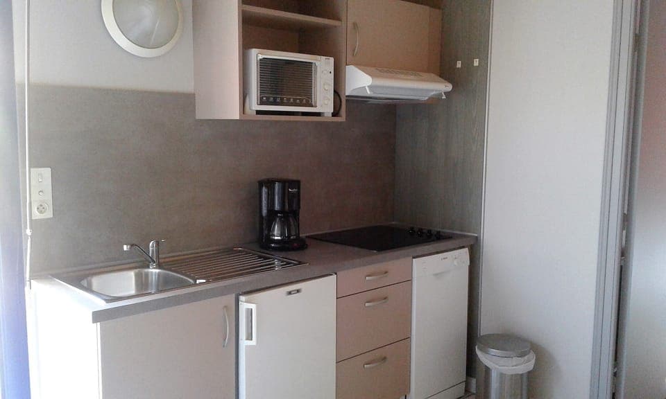 Standard Apartment | Private kitchen | Cookware/dishes/utensils