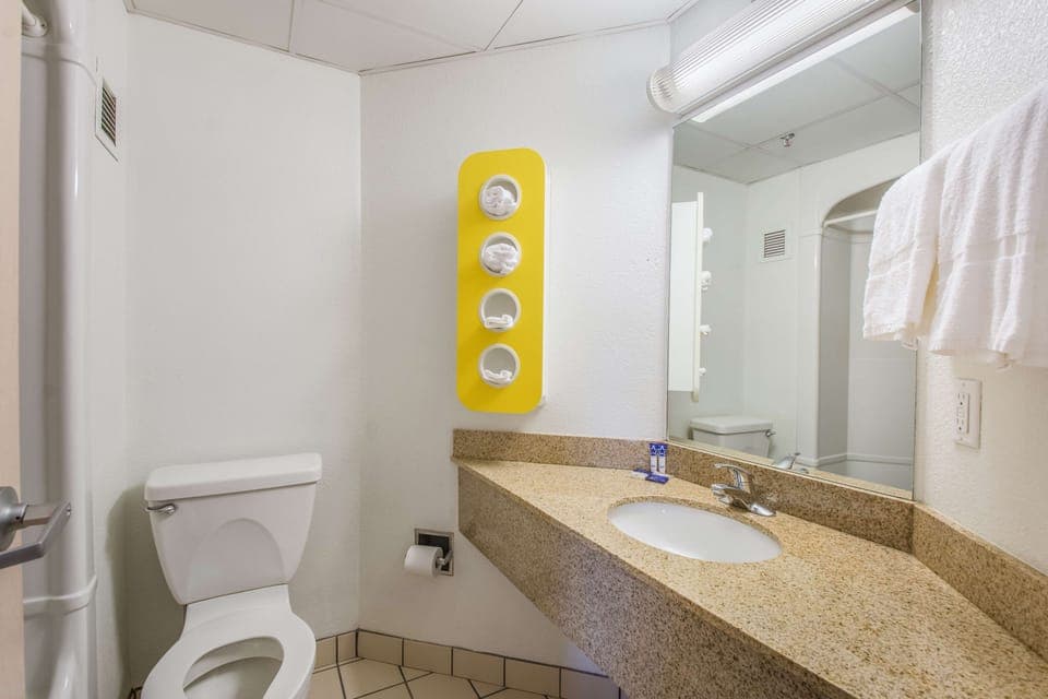 Separate tub and shower, towels