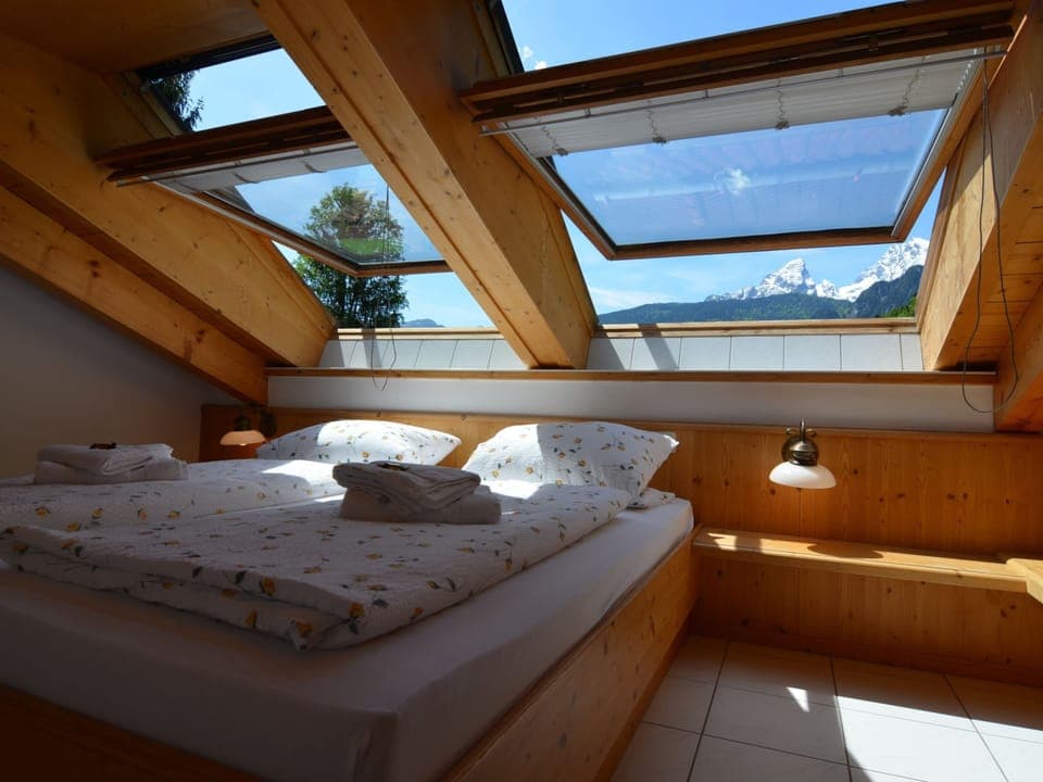 House | 5 bedrooms, individually furnished, bed sheets