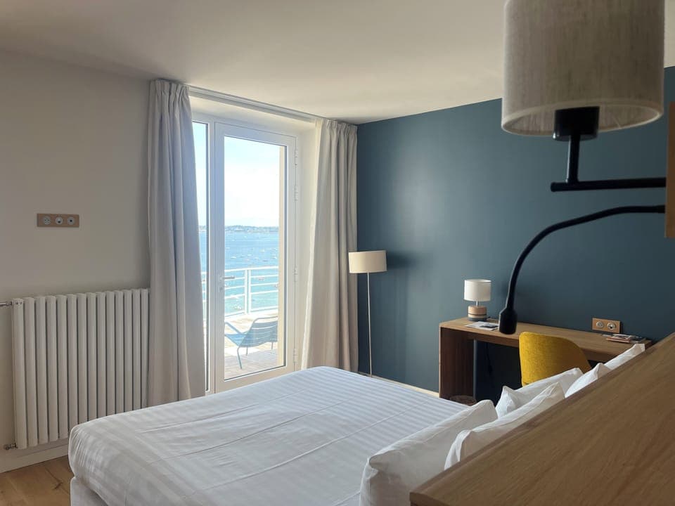 Comfort Double Room, Balcony | Minibar, in-room safe, individually decorated, individually furnished