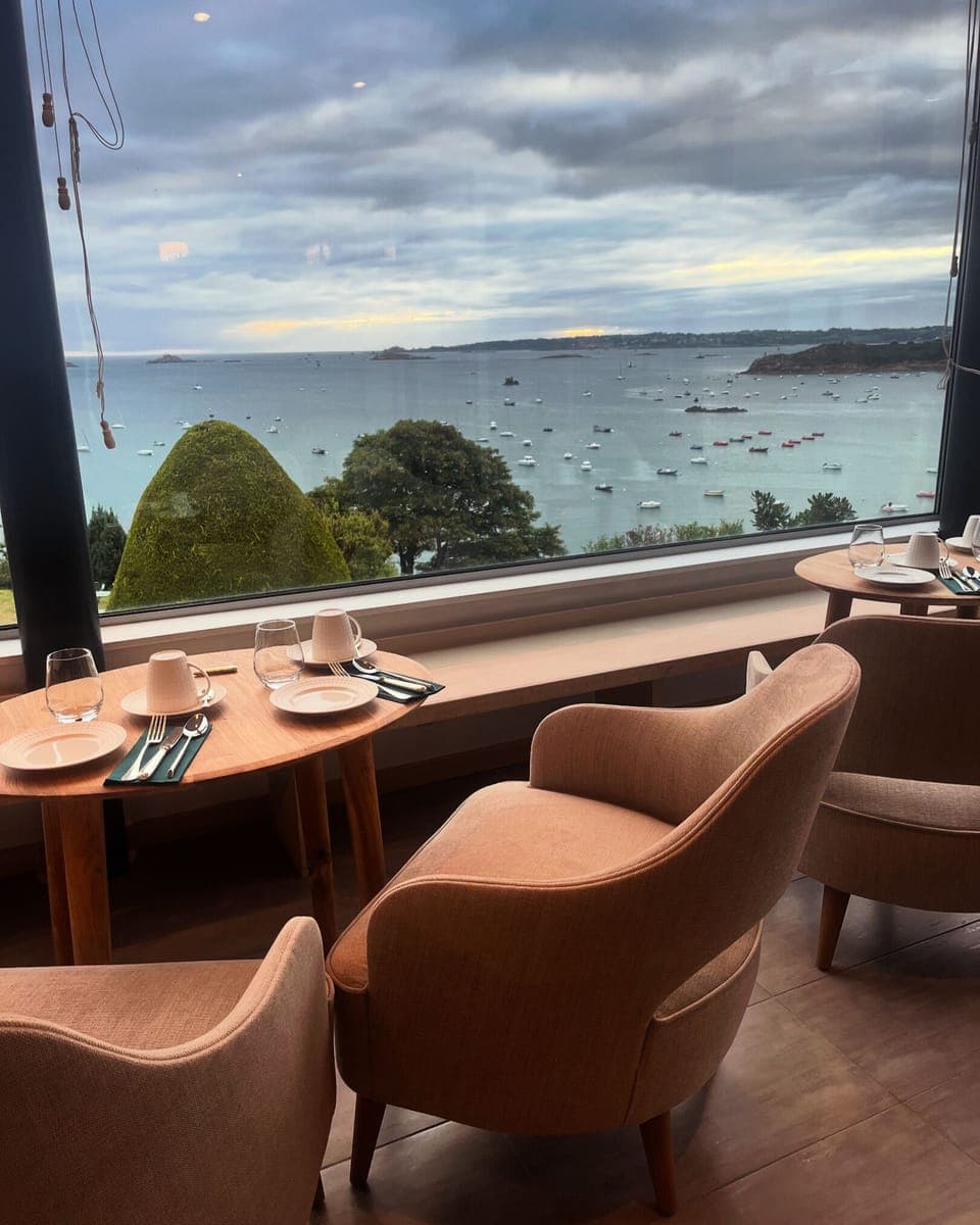 Daily continental breakfast (EUR 26 per person)