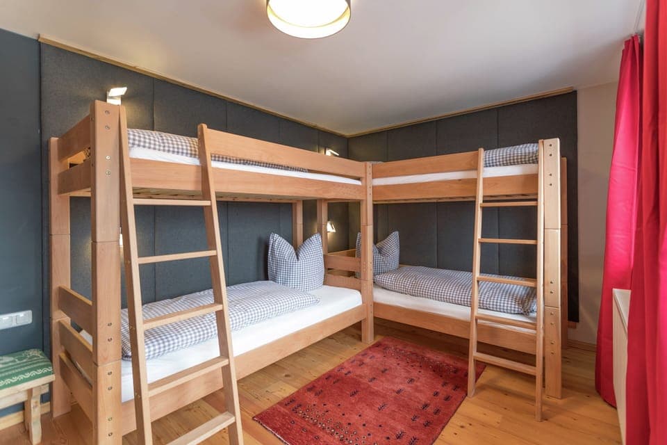 Chalet | 4 bedrooms, individually furnished, iron/ironing board, bed sheets