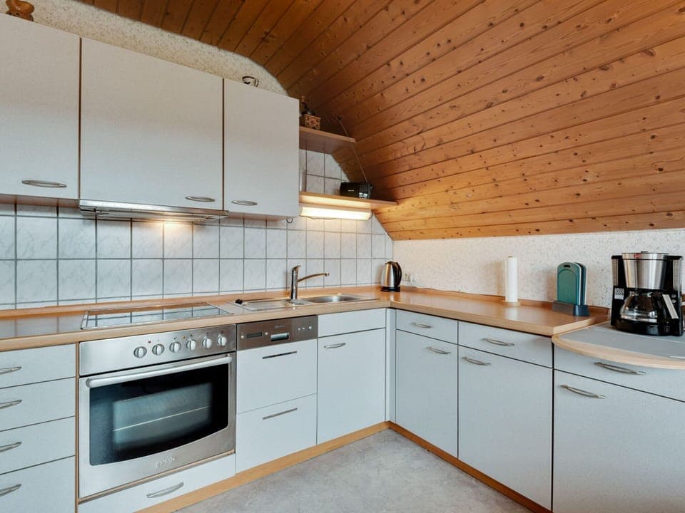 Apartment | Private kitchen | Stovetop, cookware/dishes/utensils