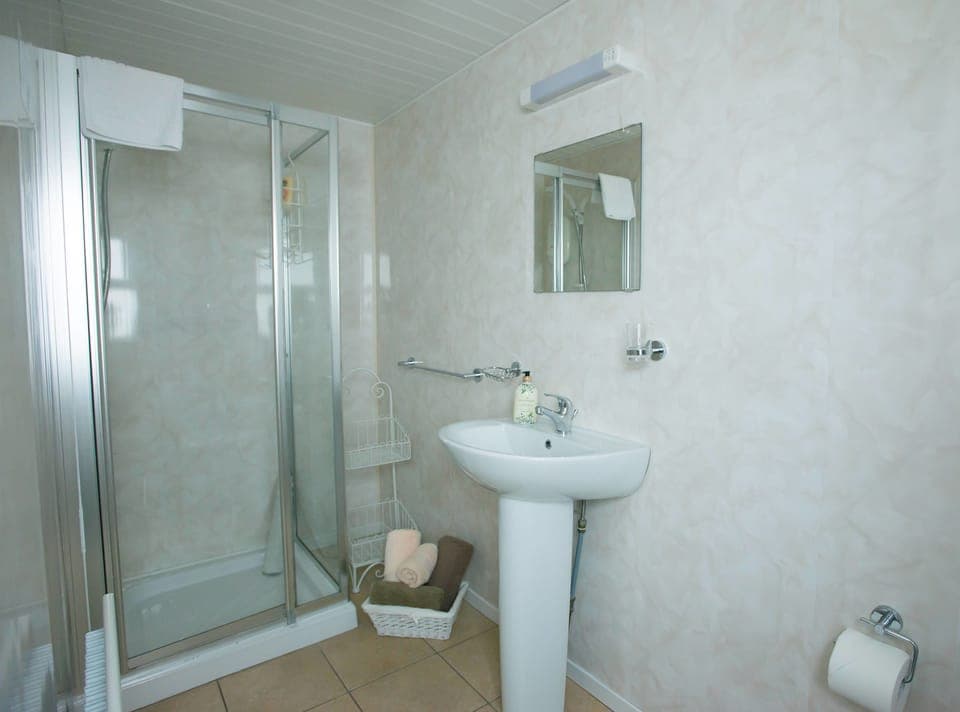 Deluxe Double Room, Ensuite | Bathroom | Shower, free toiletries, hair dryer, bathrobes