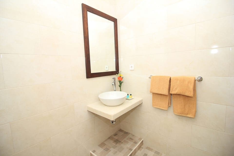 Deluxe Double Room, Balcony | Bathroom sink