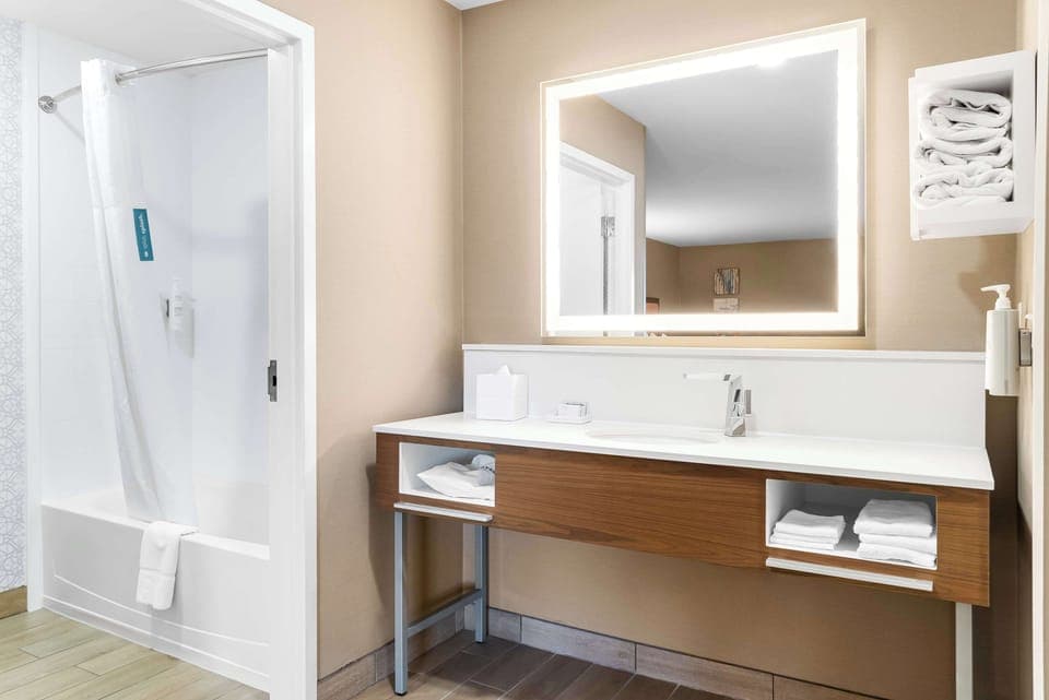 Suite, Non Smoking | Bathroom | Hair dryer, towels