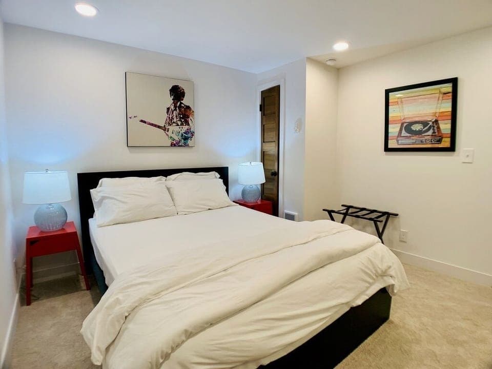 Executive Condo | 2 bedrooms, iron/ironing board, free rollaway beds, free WiFi