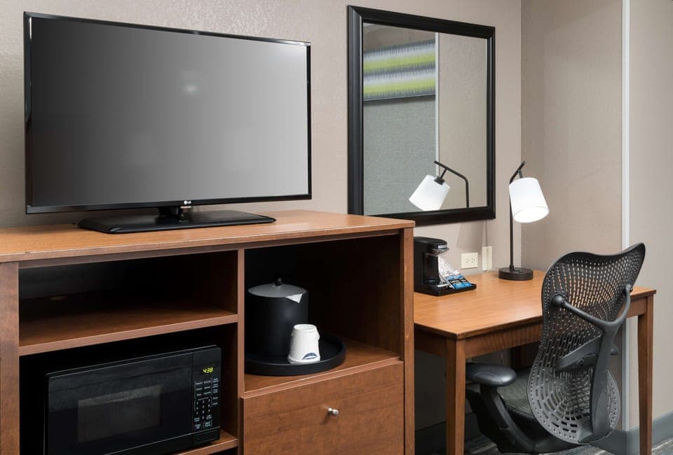 Premium bedding, in-room safe, desk, blackout drapes