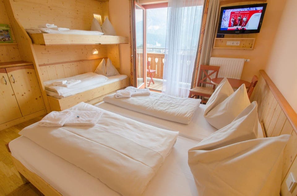 Hypo-allergenic bedding, in-room safe, blackout drapes, free WiFi