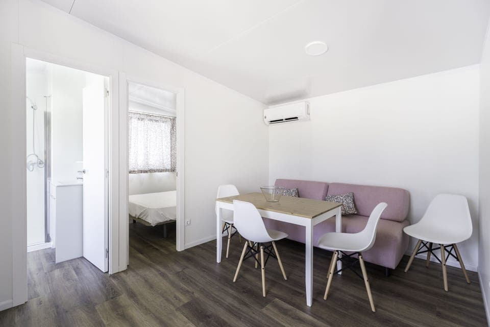 Bungalow (stylo) | Living area | 14-inch flat-screen TV with digital channels, TV