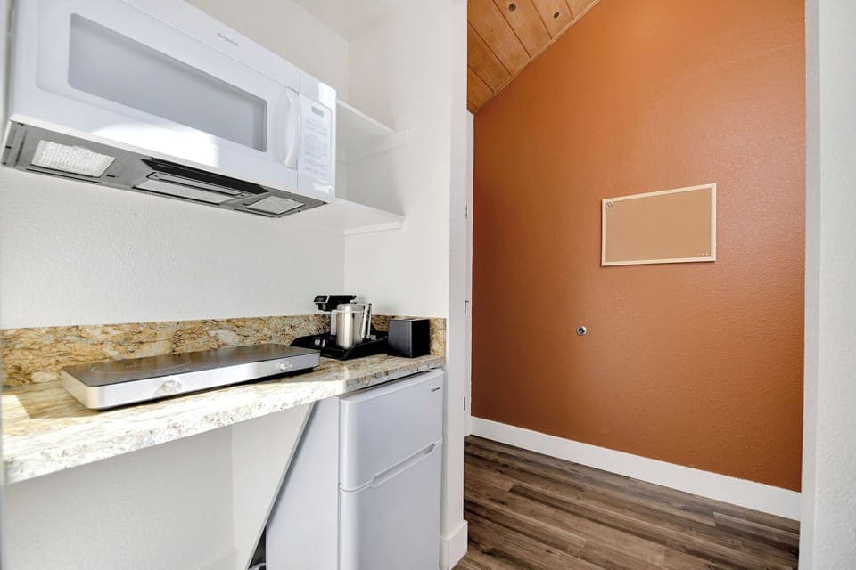 Deluxe King Bed | Desk, free WiFi, wheelchair access