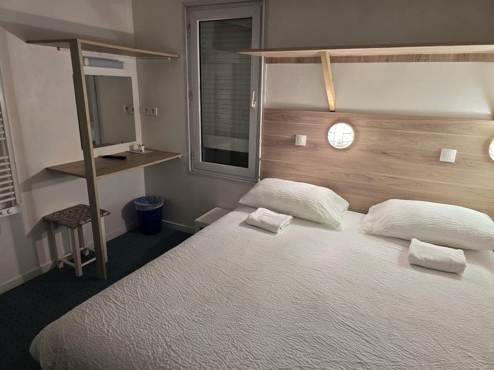 Family Room | Desk, free WiFi, bed sheets