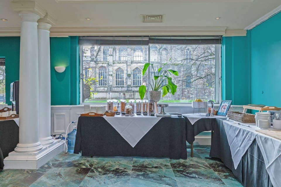 Lunch and dinner served, international cuisine