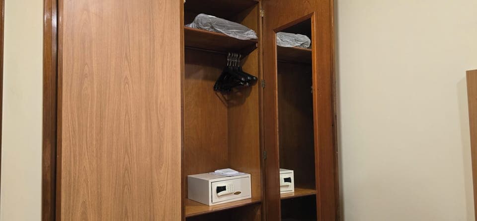 Deluxe Room, 1 King Bed | Minibar, in-room safe, blackout drapes, free WiFi