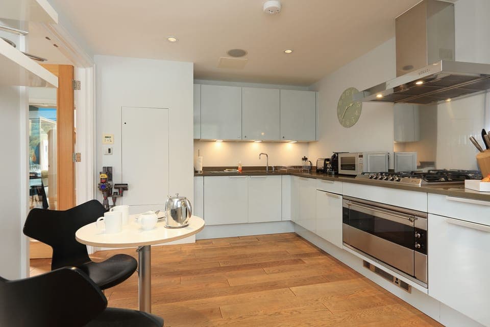 Cottage | Private kitchen | Dishwasher, cookware/dishes/utensils