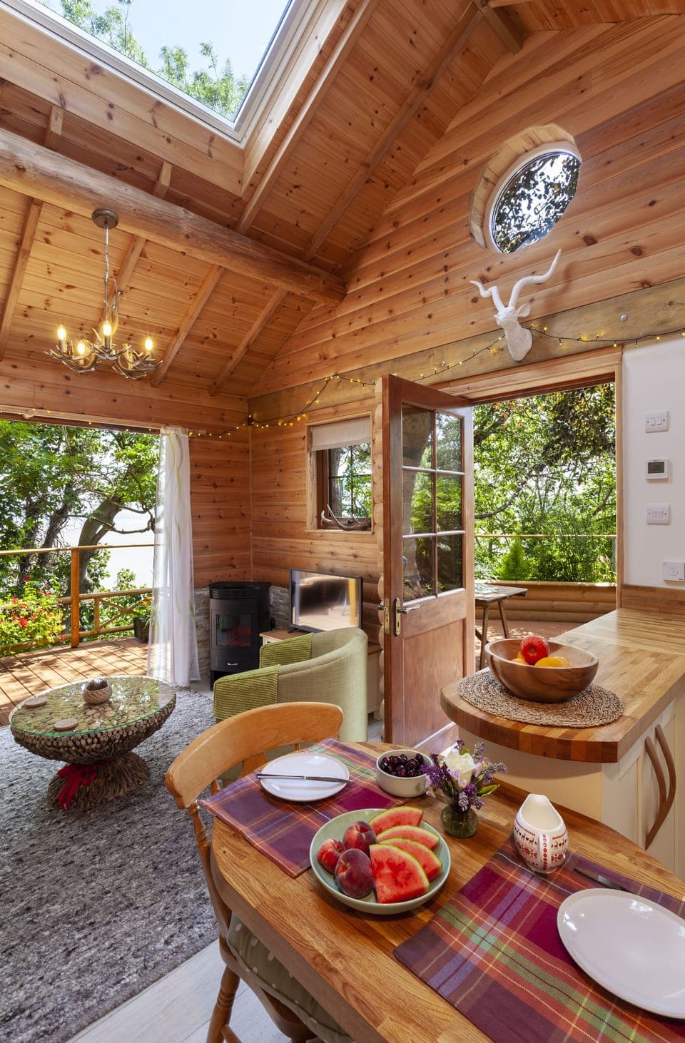 Luxury Cabin, Sea View | Living area | 32-inch Smart TV with satellite channels, TV, heated floors