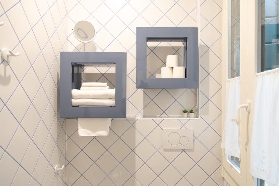 Shower, rainfall showerhead, free toiletries, hair dryer