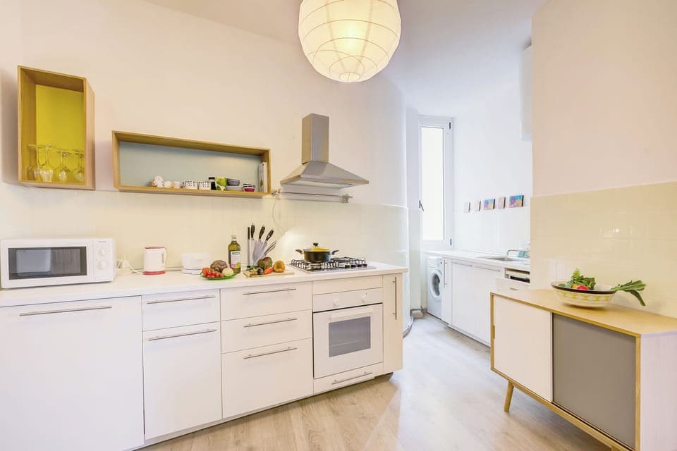 Full-size fridge, microwave, oven, stovetop