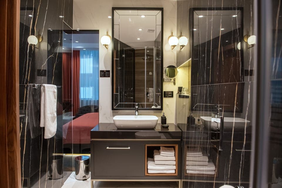 Superior Double Room | Bathroom | Shower, free toiletries, hair dryer, bathrobes