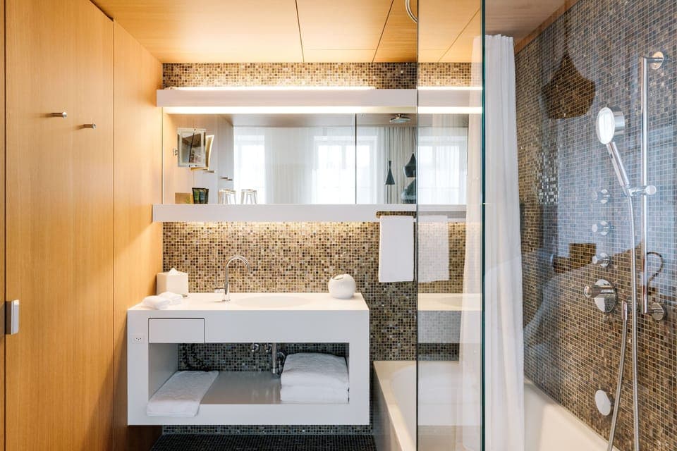Junior Suite | Bathroom | Hair dryer, slippers, heated floors, towels