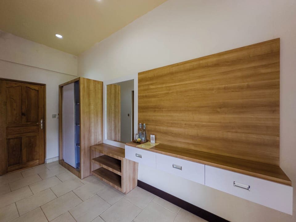 Deluxe Room, Garden View | Individually decorated, individually furnished, desk, soundproofing