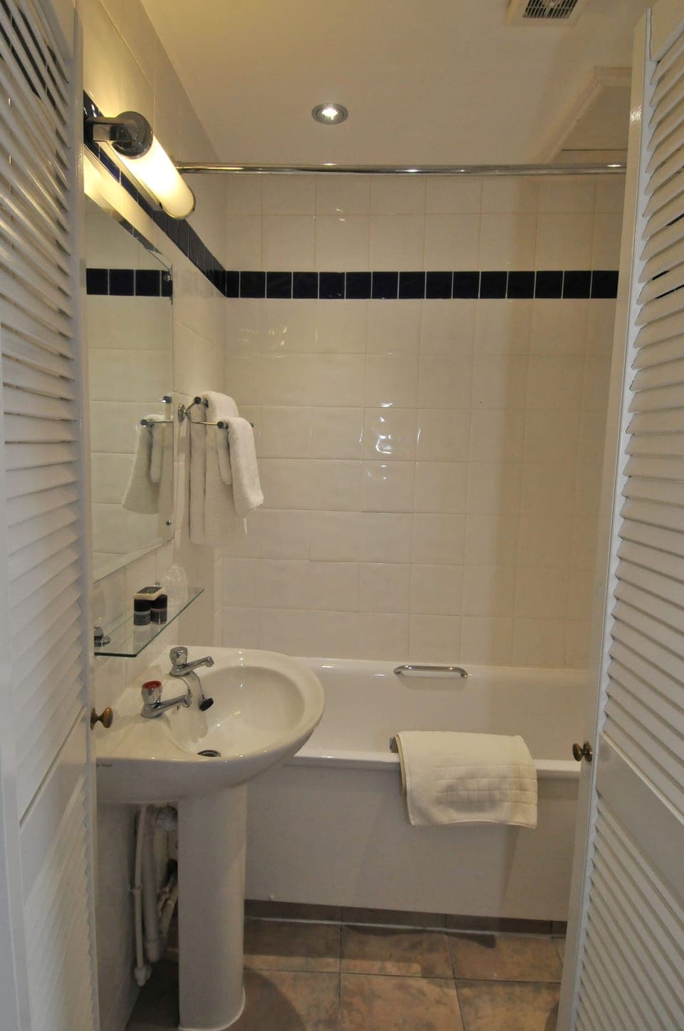 Combined shower/tub, hair dryer, towels