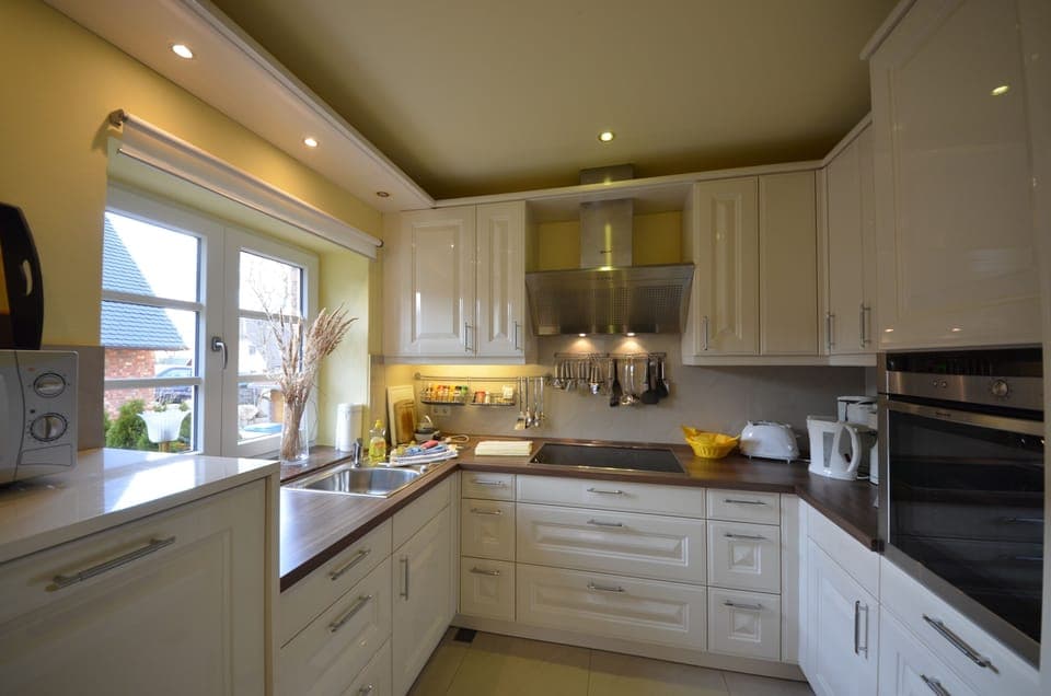 Deluxe House (Bel Air) | Private kitchen | Fridge, microwave, oven, stovetop