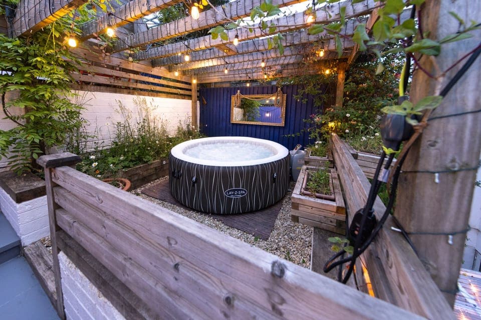 Deluxe Cottage, Private Bathroom (43 BBEscapes) | Outdoor spa tub