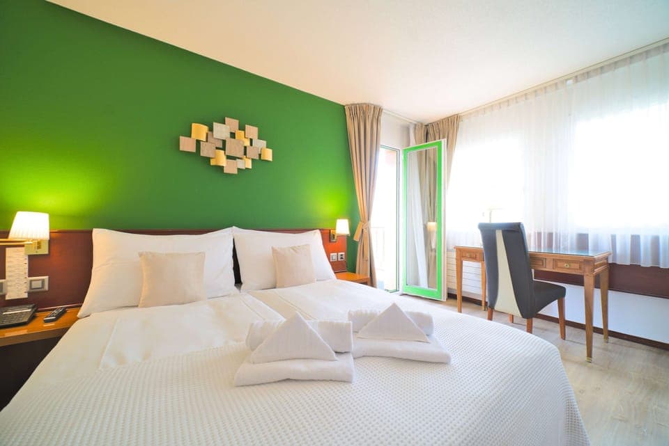 Standard Room, 1 King Bed | Premium bedding, minibar, in-room safe, desk