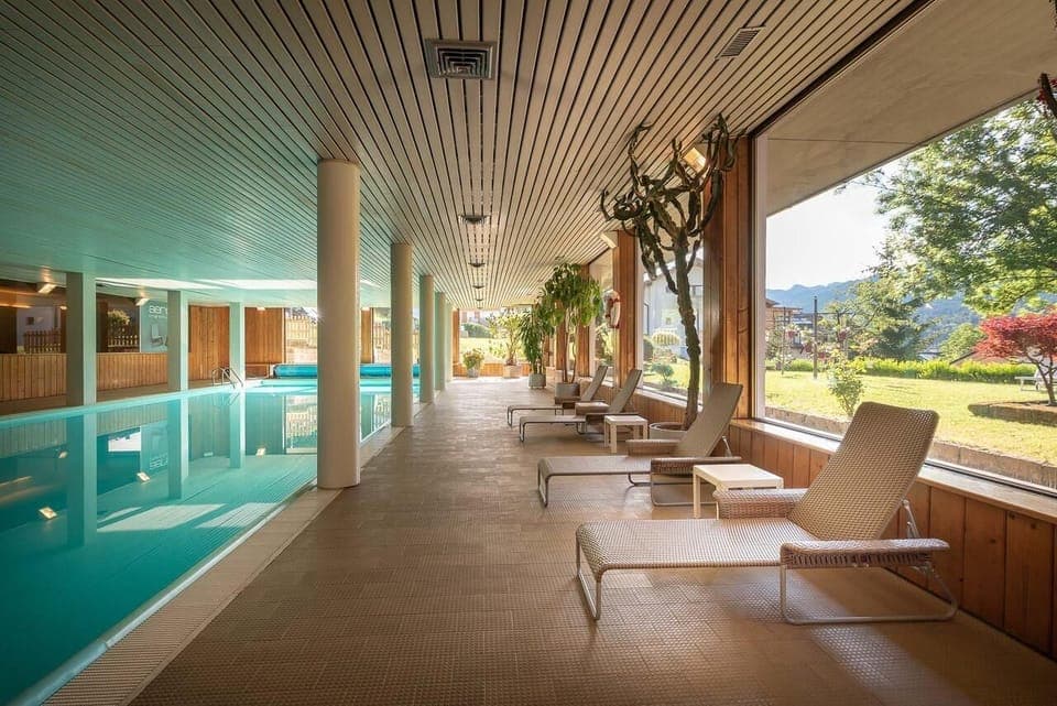 Indoor pool, sun loungers