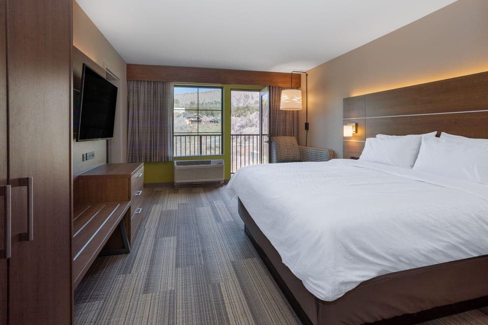 Suite, 1 Bedroom, Accessible, Non Smoking (Communications) | In-room safe, desk, laptop workspace, blackout drapes