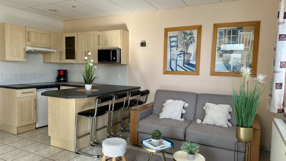 Superior Studio | Living area | 50-cm flat-screen TV with cable channels, TV