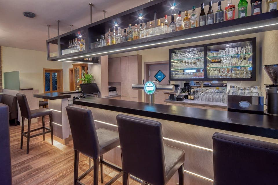 Breakfast, lunch, dinner served; international cuisine, alfresco dining 