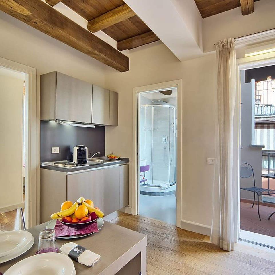 Suite | Private kitchenette | Coffee/tea maker