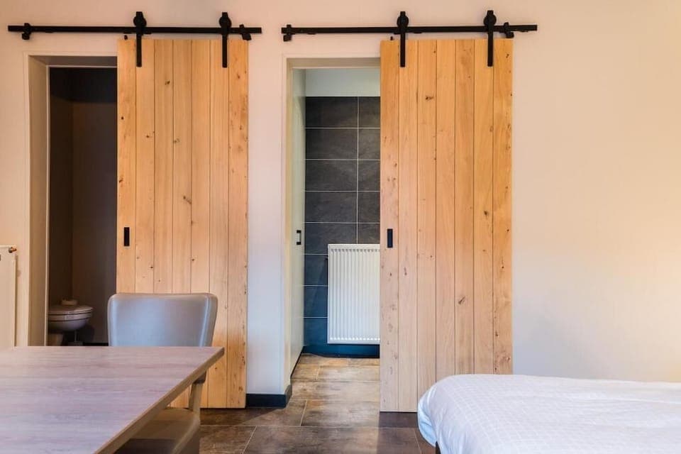 Deluxe Studio, Annex Building | Bathroom | Shower, free toiletries, hair dryer, towels