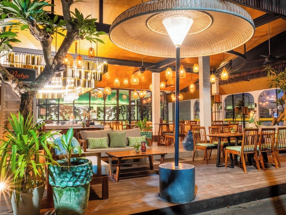 Breakfast, lunch and dinner served